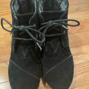 Tom’s Women’s Sauede Wedge Ankle Black Shoes Size 7.5